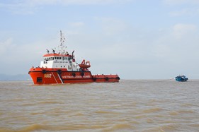 Tàu CSB 9002 cứu hộ tàu kéo ĐNa 0494 bị nạn trên vùng biển Quảng Trị