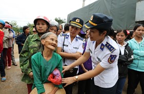 Phụ nữ khối cơ quan BTL Cảnh sát biển tham gia ủng hộ các gia đình bị thiệt hại do lũ lụt tại Hà Tĩnh