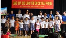 Cụm Trinh sát số 1 tham gia tặng quà cho Làng trẻ em SOS Hải Phòng