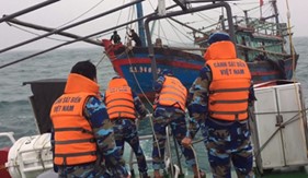 BTL Vùng Cảnh sát biển 1 cứu nạn thành công tàu cá cùng 7 ngư dân trôi dạt trên biển