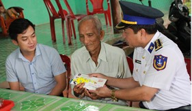 BTL Vùng Cảnh sát biển 4 thăm, tặng quà các gia đình chính sách, gia đình khó khăn trên địa bàn huyện Phú Quốc