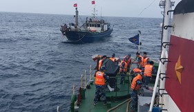 Tàu CSB 2016/ BTL Vùng Cảnh sát biển 2 cứu nạn tàu cá QB 91609