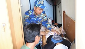 BTL Vùng Cảnh sát biển 4 cấp cứu ngư dân tại xã đảo Thổ Châu 