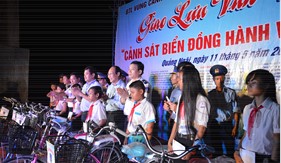 BTL Vùng Cảnh sát biển 2 "Đồng hành với ngư dân" tại huyện Đảo Lý Sơn, tỉnh Quảng Ngãi