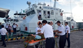 Tàu CSB 6002 cấp cứu bệnh nhân bị đau nặng trở về đất liền