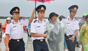 BTL Vùng Cảnh sát biển 2 phối hợp bàn giao ngư dân bị nạn và tử nạn cho gia đình, địa phương