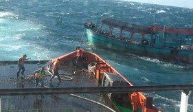 Tàu CSB 9003 cứu nạn thành công 01 tàu trên vùng biển Tây Nam