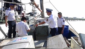 BTL Vùng Cảnh sát biển 3 bắt giữ tàu chở hàng điện tử không rõ nguồn gốc