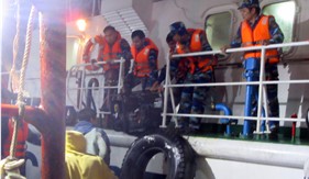 Tàu CSB 4036 giúp dân khắc phục tàu cá bị sự cố trên biển