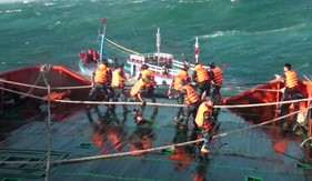 Cứu 12 thuyền viên trên tàu cá bị chìm đưa về đảo Phú Quý