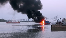 BTL Vùng Cảnh sát biển 1 tham gia chữa cháy tàu dầu