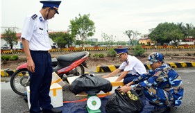 BTL Vùng Cảnh sát biển 1 bắt giữ 30 kg pháo nổ 