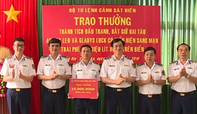 Chính ủy Cảnh sát biển trao thưởng đột xuất cho Tổ công tác BTL Vùng Cảnh sát biển 3