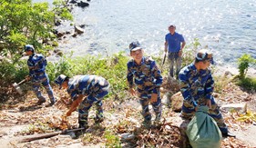 Đoàn thanh niên Hải đoàn 32 chung tay làm sạch môi trường biển