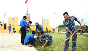 Cán bộ, chiến sĩ Hải đoàn 32 chung tay làm sạch môi trường biển