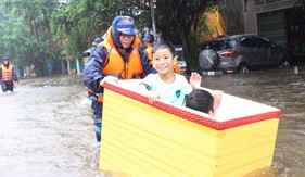 Bộ Tư lệnh Vùng Cảnh sát biển 4 giúp nhân dân Phú Quốc ứng phó với trận lụt “đại hồng thủy”