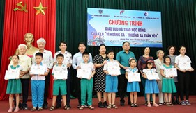 Trao học bổng cho con em cán bộ, nhân viên Bộ Tư lệnh Vùng Cảnh sát biển 2