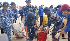 Hải đội 102 chung tay làm sạch môi trường biển