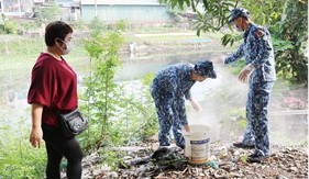 Trung tâm Đào tạo và bồi dưỡng nghiệp vụ Cảnh sát biển phối hợp phòng chống dịch bệnh sốt xuất huyết tại phường Kiến Hưng