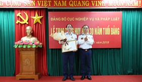 Cục Nghiệp vụ và Pháp luật trao tặng Huy hiệu  30 năm tuổi Đảng