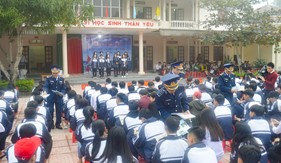 Đoàn Đặc nhiệm PCTP ma túy số 2 đẩy mạnh tuyên truyền Luật Cảnh sát biển Việt Nam và phòng chống ma túy cho học sinh địa phương
