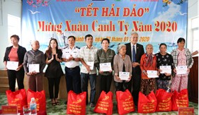 Bộ Tư lệnh Vùng Cảnh sát biển 3 trao tặng quà Tết cho ngư dân thị xã Ninh Hòa