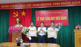 Bộ Tham mưu Cảnh sát biển trao huy hiệu 30 năm tuổi Đảng