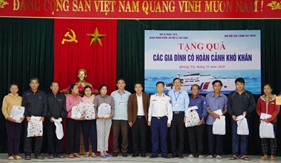 Hải đội 202 tặng quà các gia đình có hoàn cảnh khó khăn