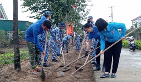 Tuổi trẻ Hải đội 102/BTL Vùng Cảnh sát biển 1 giúp dân xây dựng nông thôn mới nâng cao