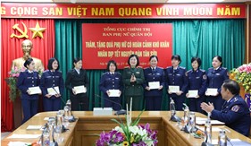 Ban Phụ nữ Quân đội thăm, tặng quà hội viên Phụ nữ Cảnh sát biển nhân dịp Tết Nguyên đán Tân Sửu 2021