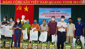 Bộ Tư lệnh Vùng Cảnh sát biển 2 thăm, tặng quà ngư dân có hoàn cảnh khó khăn bị ảnh hưởng của dịch bệnh tại Quảng Trị