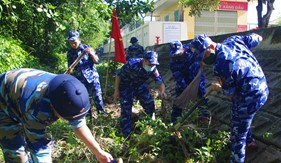 Tuổi trẻ Hải đội 102 xung kích thực hiện “Ngày Chủ nhật xanh”