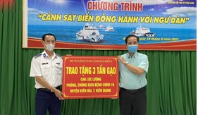 Cảnh sát biển đồng hành cùng nhân dân xã đảo Hòn Tre phòng, chống dịch