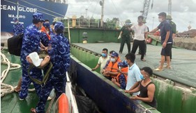 Bộ Tư lệnh Vùng Cảnh sát biển 1 cấp cứu thuyền viên gặp nạn trên biển Quảng Bình