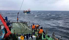 Tàu CSB 2005 cứu kéo thành công tàu cá Nghệ An gặp nạn trên biển