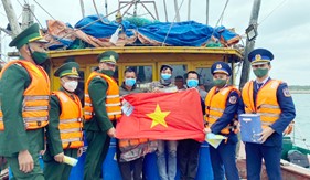 Trạm 1 Cảnh sát biển tuyên truyền IUU cho ngư dân Bạch Long Vĩ