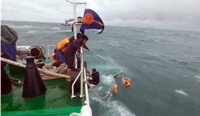 Tàu Cảnh sát biển 4032 cứu thành công 9 thuyền viên tàu cá QNg 96237 TS gặp nạn trên vùng biển Lý Sơn