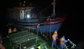 Tàu Cảnh sát biển 2006 cứu kéo thành công tàu cá Nam Định gặp nạn trên biển Quảng Bình