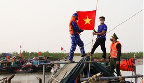 Đoàn Trinh sát số 1 tuyên truyền pháp luật cho ngư dân làm ăn trên biển khu vực Hải Phòng