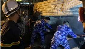 Cán bộ, chiến sĩ cơ quan Bộ Tư lệnh Cảnh sát biển kịp thời tham gia chữa cháy 