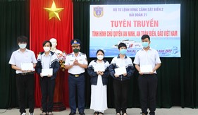 Tuyên truyền biển, đảo cho giáo viên, học sinh trường THPT Phan Bội Châu