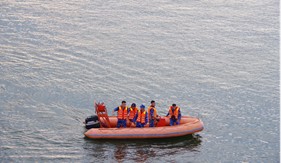 Lực lượng tìm kiếm Hải đội 202 tìm thấy thi thể trôi dạt gần cầu Cửa Việt