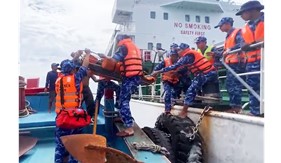 Tàu Cảnh sát biển 7011 đưa ngư dân tàu BTh97478 bị nạn vào đất liền cấp cứu