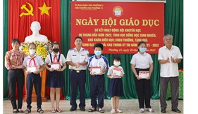 Đoàn Đặc nhiệm PCTP ma túy số 3 tặng học bổng cho học sinh có hoàn cảnh khó khăn