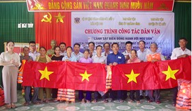 Hải đội 102 thực hiện chương trình “Cảnh sát biển đồng hành với ngư dân” tại huyện Lệ Thủy