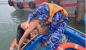 Đoàn Trinh sát số 1 cứu nạn thành công thuyền viên bị nạn trên biển