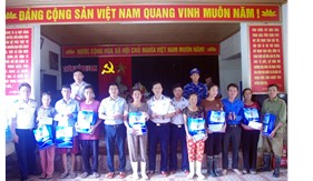 BTL Vùng Cảnh sát biển 1 chia sẻ khó khăn với bà con “ốc đảo” Hồng Lam