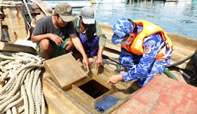 Quyết liệt đấu tranh ngăn chặn hành vi vận chuyển dầu DO trái phép trên biển