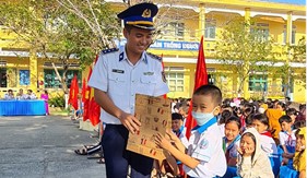 Hải Đoàn 21 tuyên truyền biển đảo và tặng quà cho học sinh Trường tiểu học Võ Thị Sáu