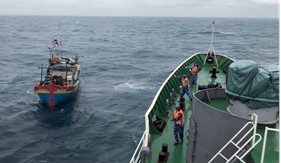 Bộ Tư lệnh Vùng Cảnh sát biển 1 cứu nạn tàu cá Nghệ An trôi dạt trên biển